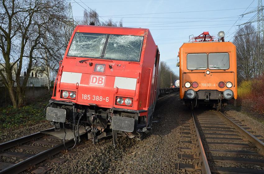 Schwerer VU Bus Zug Düsseldorf P045.JPG